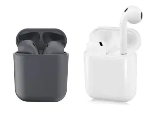 2 sæt Earbuds, et gråt og et hvidt sæt.