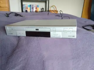 Sølvfarved DVDafspiller