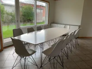 Spisebord med 12 stole og en skænk