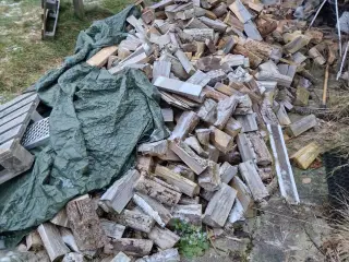 Kæmpe bunk brænde er kløvet og passer til brændeov