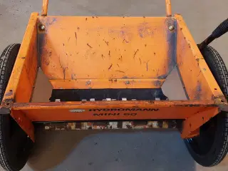 Sand/salt spreder