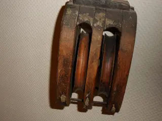 TALJE. TRÆ-HEJSE-TALJE TIL REB. ca. 100 år gammel.