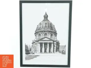 Sort indrammet billede af kirke fra Nielsen (str. 30x40 cm)