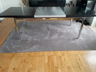 Spisebord og 6 stole