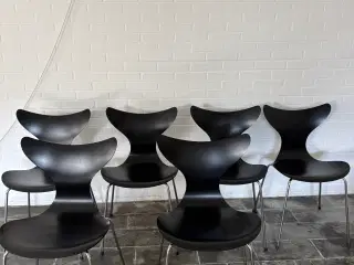 Arne Jacobsen stole sælges billigt. 