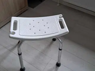 Badestol med højde indstilling.