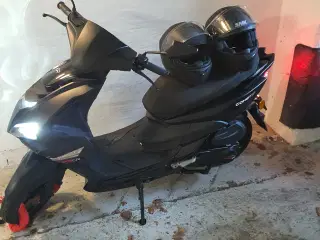 Nyere Motocr Comet knallert.