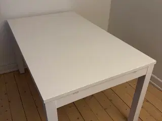 Hvidt Ikea bord med 2 x tillægsplader
