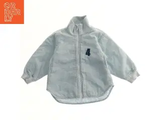 Lyseblå jakke med nummer detalje fra Name It (str. 86)
