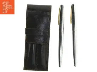 Sæt med to penne og penneetui (str. 14 cm)