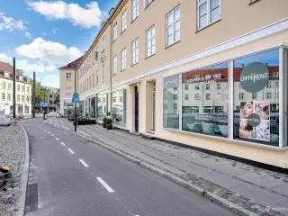 Charmerende butik ud til Lyngby Torv – tæt på hovedgaden