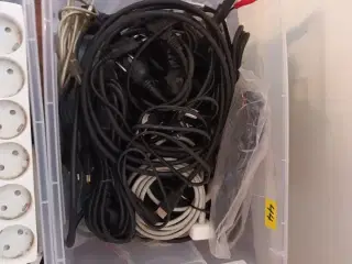 2 kasser Div. Kabler til AV udstyr og PC