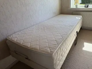 Elevationsseng med topmadras 