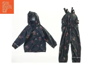 Regnsæt med blomsterprint fra Name It (str. 98)