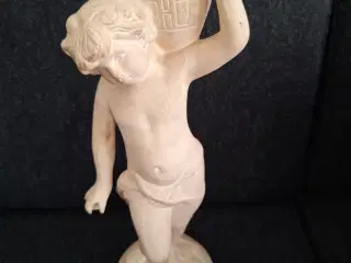 Figur. Dreng med krukke. Højde 37 cm.