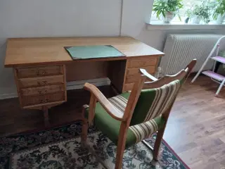 Skrivebord i eg med stol 700 kr.