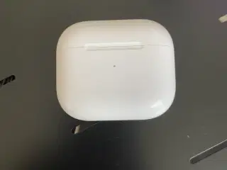 Apple Airpods 3 holder god strøm