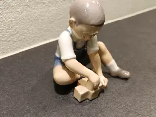 B&G porcelænsfigur nr. 2306, dreng med klodser