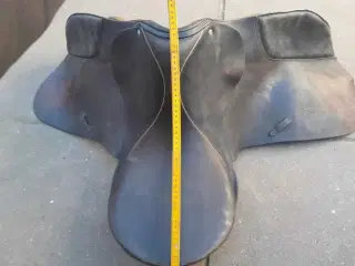 Diverse hesteting, saddel, hjelm, bid, stigbøjler 