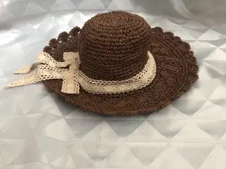 Sommerhat i brun og med beige kantbånd 