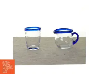 Glas og kande i glas (str. 8 x 7 cm)