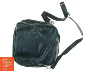 Sort skuldertaske i læder (str. 30 x 34 cm)