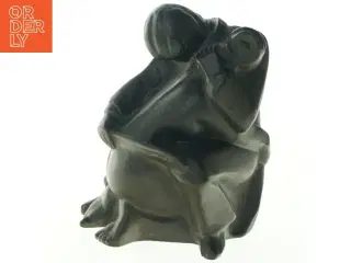 Skulptur af siddende figur (str. H. 18 cm. b. 13 cm)