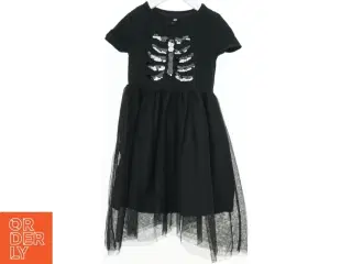 Sort kjole med skeletdesign fra H&M (str. 110)