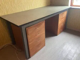 Arbejdsbord/skrivebord
