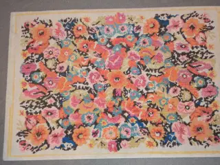 Blomstret gulvtæppe, 140x200 cm.