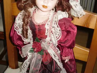 YNDIG. Porcelænsdukke. 40 cm.