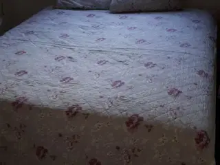 Vateret sengetæppe og 2 puder