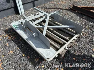 Rækværksforlænger og åseholder til mandskabskurv