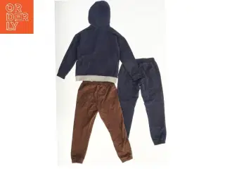 Tøjsæt med hættetrøje og bukser fra Minymo (str. 116)