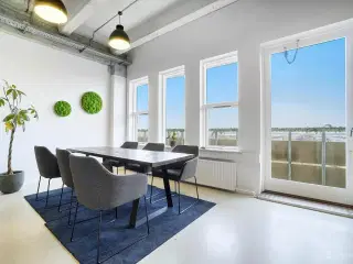 Flotte lyse kontorer og lager, fordelt på fire lejemål, i velbeliggende ejendom på Avedøre Holme.