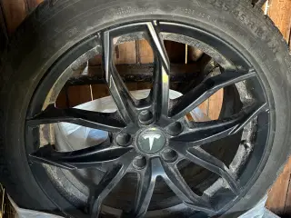Tesla model 3 vinterdæk på alufælge 