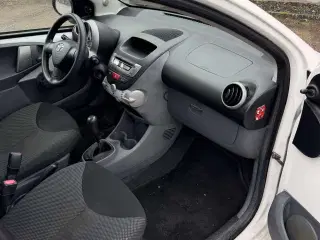 Toyota Aygo 1.0 benzin • 2011 • hvid • Nysynet