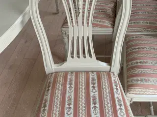 Spisebordsstole med udskæring i gustaviansk stil