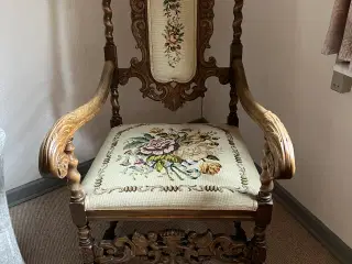 Kongestol med broderet stof