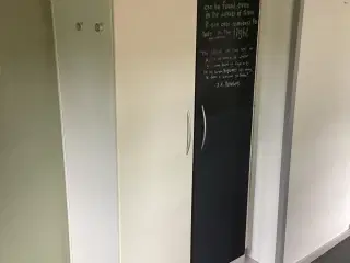 To høj høje skabe