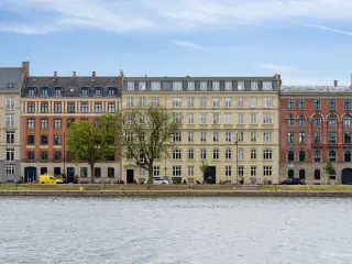 Godt eksponeret lejemål beliggende i smuk ejendom ved Søerne