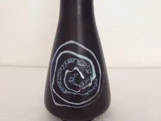 retro vase sort moderne