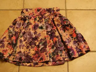 Blomstret nederdel