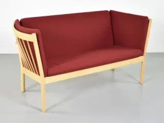 Sofasæt fra kvist med sofa og to stole med rødt polster