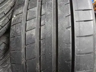 Sommer dæk har siddet på en Mercedes eqe suv oæson