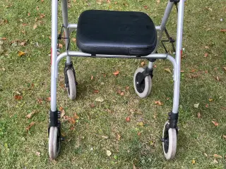 Rollator med polstret sæde