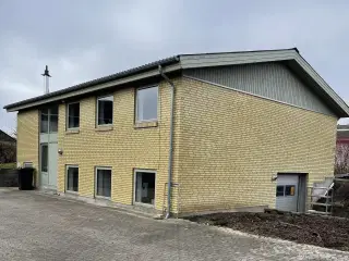 Stenløse - Selvstændig etage i bygning til Leje