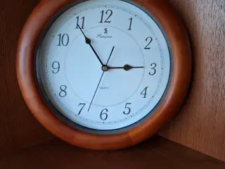 Teaktræ væg ur
