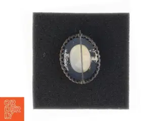 Vintage sølvfarvet broche med perlemorseffekt (str. 3,5 x 3 cm)