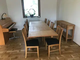 Spisebord med stole og skænk